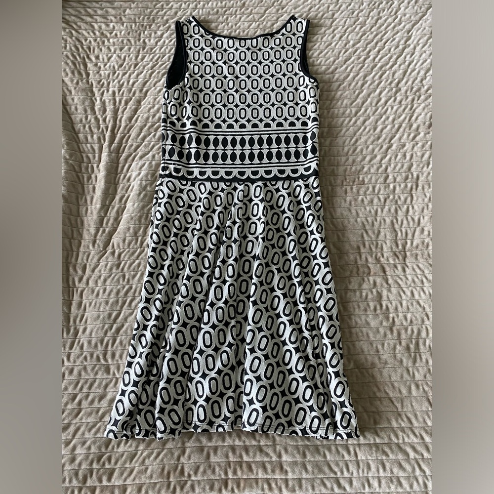 Elegant Monochrome Sleeveless Dress